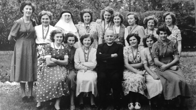 1949-1950 dames met pastoor Kok