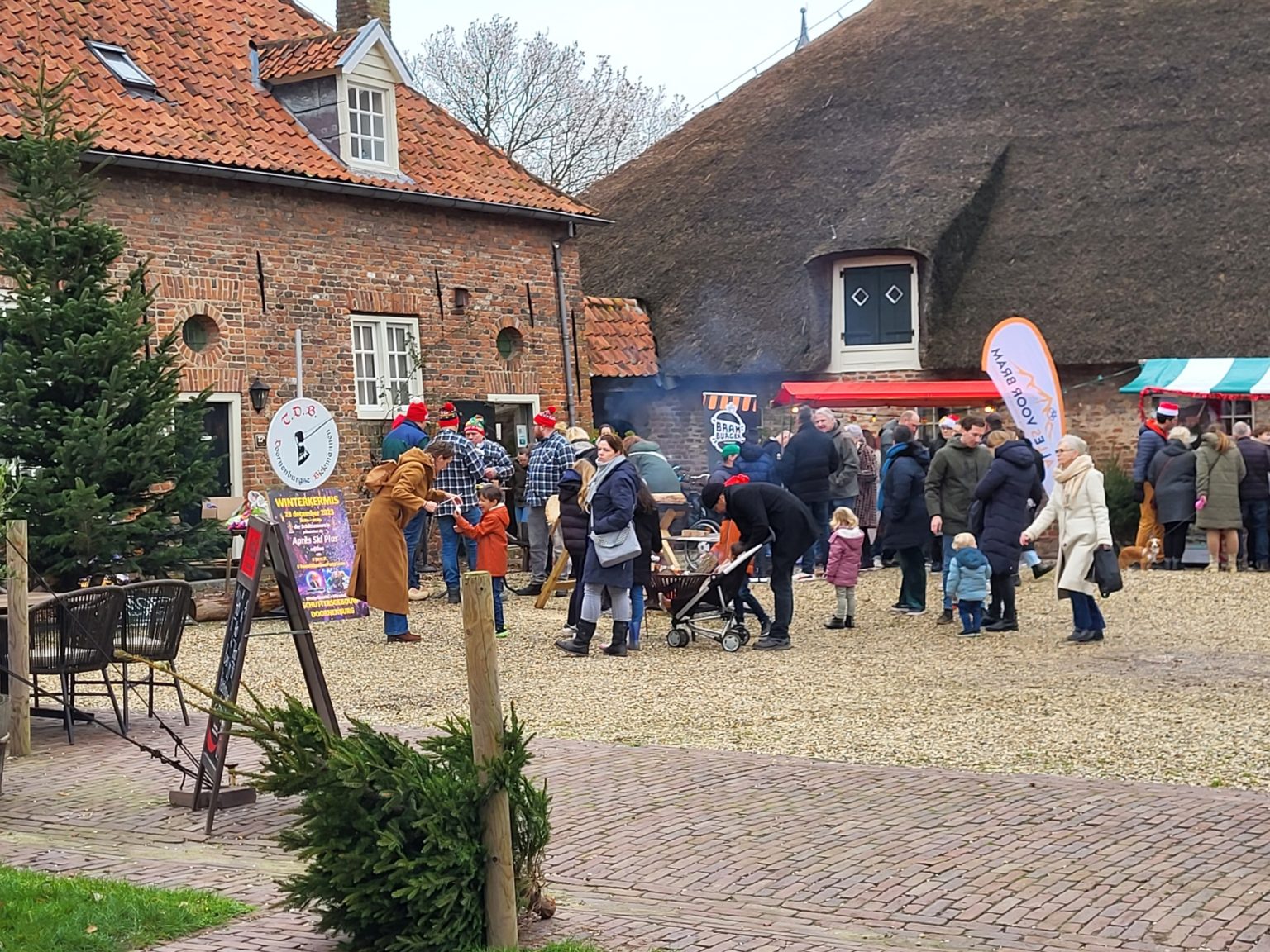 Drukke kerstmarkt op kasteel Doornenburg De Doornenburger